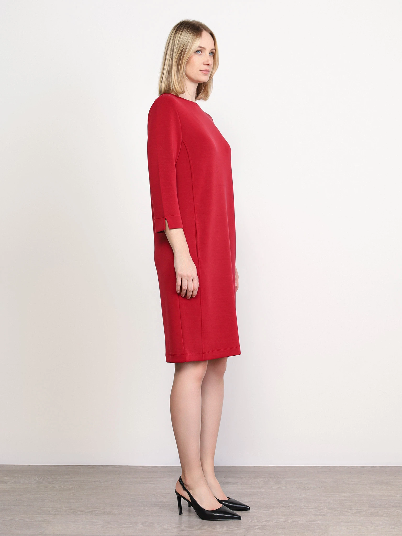 Платье бордового цвета прямого кроя с карманами